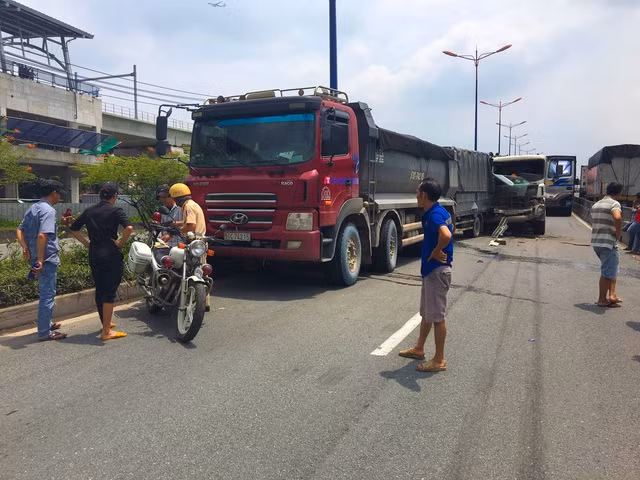 Hiện trường vụ tai nạn liên hoàn ở cầu vượt Thủ Đức sáng 14-8