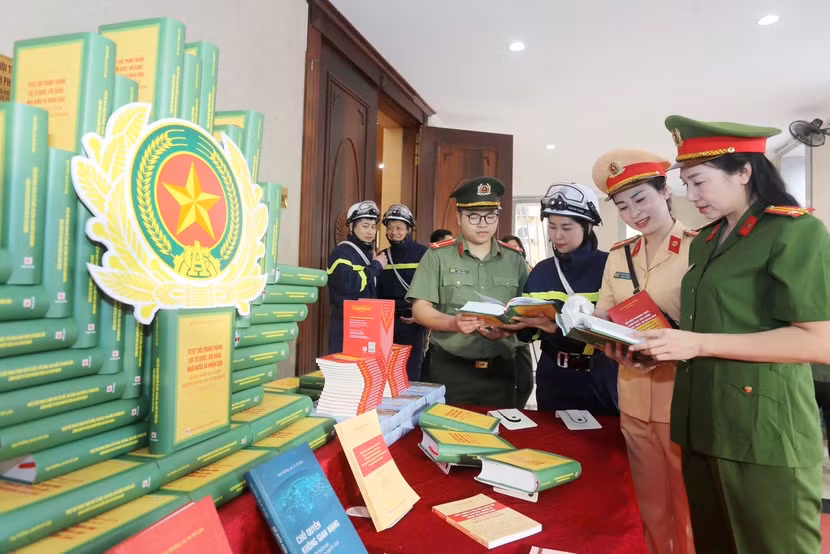 Không gian văn hóa trang trọng được tổ chức ở khu vực tiền sảnh hội trường lớn CATP, số 87 Trần Hưng Đạo