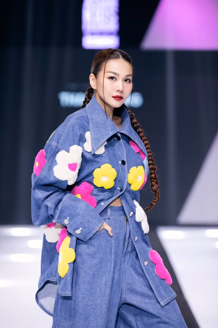 Thanh Hằng cho biết hôm qua cô bị cảm sốt, nhưng do đã nhận lời đạo diễn Hưng Phúc và NTK Hà Nhật Tiến từ khá lâu, nên cô cố gắng có mặt từ sớm để thử đồ. Khi lần đầu nhìn thấy bộ trang phục, Thanh Hằng rất thích và cho hay rất có thể sẽ diện đi chơi Tết Thanh Hằng cho biết hôm qua cô bị cảm sốt, nhưng do đã nhận lời đạo diễn Hưng Phúc và NTK Hà Nhật Tiến từ khá lâu, nên cô cố gắng có mặt từ sớm để thử đồ. Khi lần đầu nhìn thấy bộ trang phục, Thanh Hằng rất thích và cho hay rất có thể sẽ diện đi chơi Tết