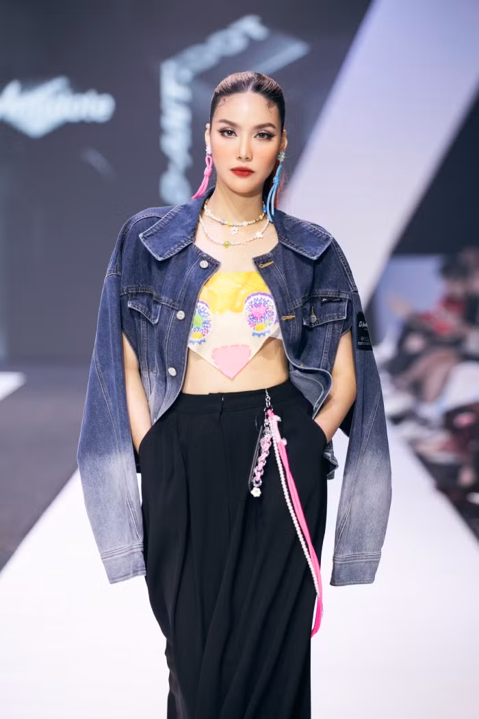 Siêu mẫu Lan Khuê được khen thần thái phù hợp với bộ trang phục đầy sắc màu và những bước chân mạnh mẽ, dứt khoát trên sàn diễn. Thương hiệu D-Antidote sử dụng các chất liệu cao cấp và kỹ thuật may đo thủ công tinh xảo để tạo ra những sản phẩm thời trang chất lượng cao, bền đẹp Siêu mẫu Lan Khuê được khen thần thái phù hợp với bộ trang phục đầy sắc màu và những bước chân mạnh mẽ, dứt khoát trên sàn diễn. Thương hiệu D-Antidote sử dụng các chất liệu cao cấp và kỹ thuật may đo thủ công tinh xảo để tạo ra những sản phẩm thời trang chất lượng cao, bền đẹp