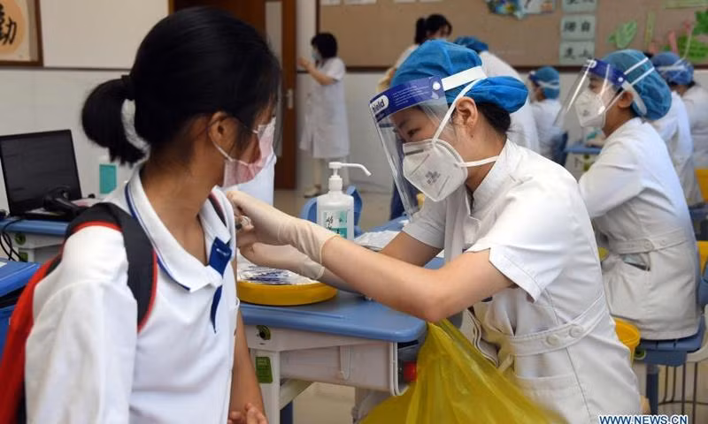 Học sinh ở Bắc Kinh, thủ đô Trung Quốc tiêm vaccine hôm 21-8