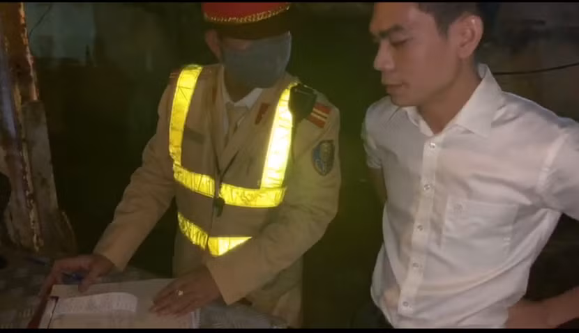 Lái xe vi phạm nồng độ cồn bị CSGT phát hiện, lập biên bản xử phạt Lái xe vi phạm nồng độ cồn bị CSGT phát hiện, lập biên bản xử phạt
