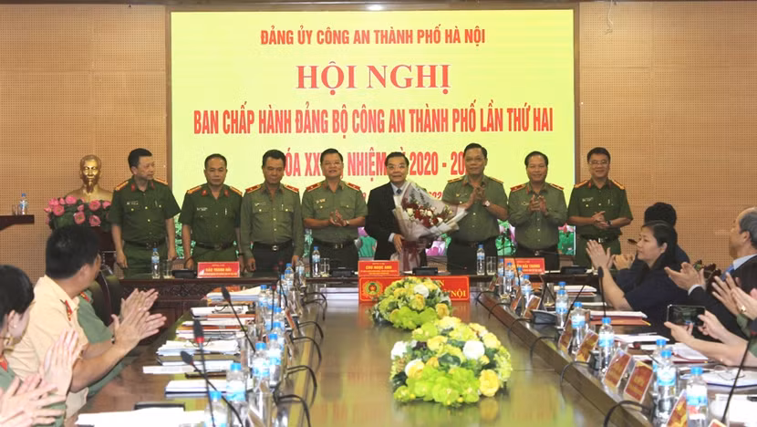 Đảng ủy Ban Giám đốc CATP Hà Nội tặng hoa chúc mừng đồng chí Chu Ngọc Anh, Chủ tịch UBND TP Hà Nội phụ trách Đảng bộ CATP Hà Nội