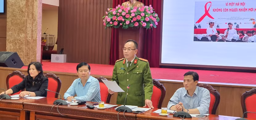 Đại tá Nguyễn Thanh Tùng, Phó Giám đốc CATP Hà Nội thông tin đến các cơ quan báo chí kết quả công tác 10 tháng năm 2020 của CATP Hà Nội
