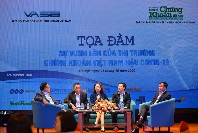 Các khách mời tham gia buổi Tọa đàm