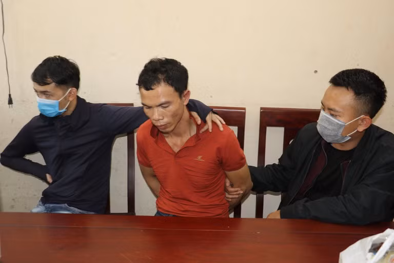 Tại hiện trường lực lượng đánh án thu giữ 1 khẩu súng ngắn, 3 viên đạn và một số vỏ đạn Hợi đã bắn và hơn 13kg ma túy các loại