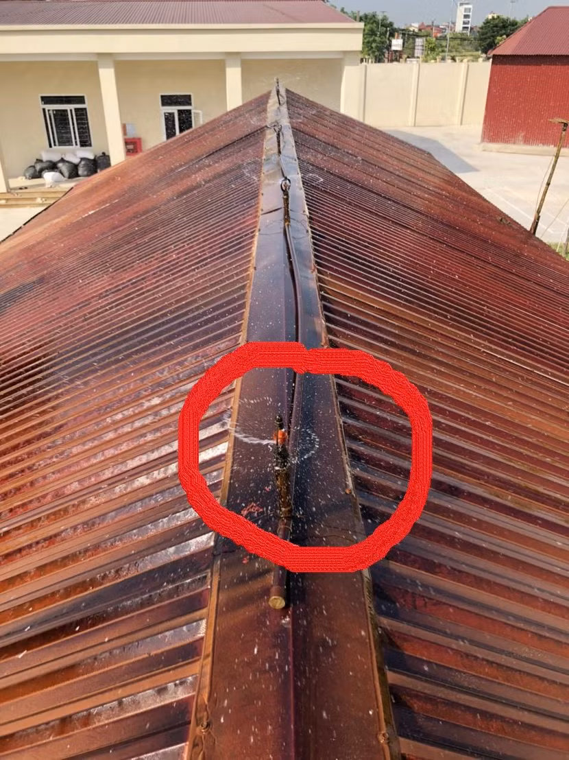 Vòi phun nước lắp đặt trên nóc các khu nhà
