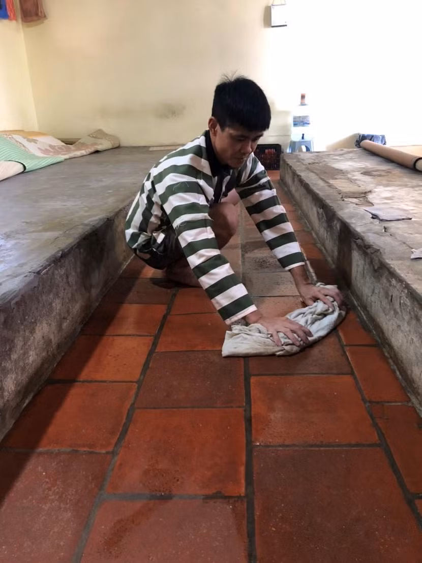 Lau chùi sàn trong các phòng, buồng