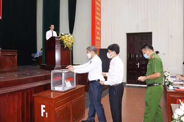 Các đại biểu bỏ phiếu bầu các chức danh chủ chốt HĐND, UBND huyện Gia Lâm