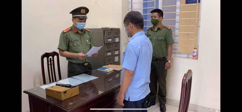 CQĐT đọc Quyết định khởi tố đối với bị can trong vụ án