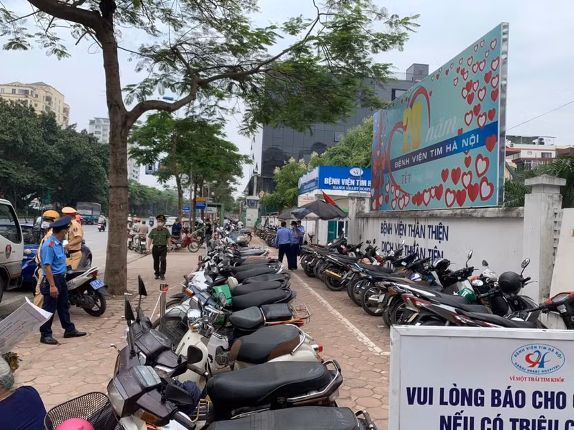 Điểm trông giữ phương tiện có biểu hiện vi phạm Điểm trông giữ phương tiện có biểu hiện vi phạm