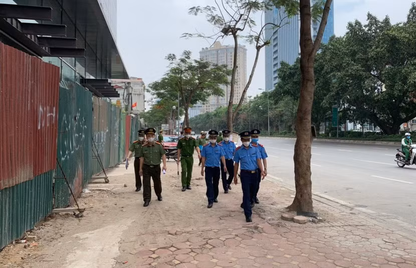 Đoàn liên ngành 197 kiểm tra TTGT-ĐT trên địa bàn quận Tây Hồ Đoàn liên ngành 197 kiểm tra TTGT-ĐT trên địa bàn quận Tây Hồ