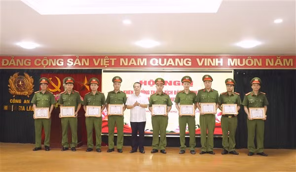Lãnh đạo huyện Gia Lâm trao quyết định khen thưởng cho các tập thể, cá nhân lập thành tích xuất sắc