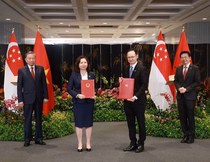 Tổng Bí thư Tô Lâm và Thủ tướng Singapore Lawrence Wong chứng kiến việc trao đổi Ý định thư hợp tác giữa Chủ tịch UBCKNN Vũ Thị Chân Phương và ông Lim Tuang Lee – Phó Tổng giám đốc (Khối thị trường vốn), MAS
