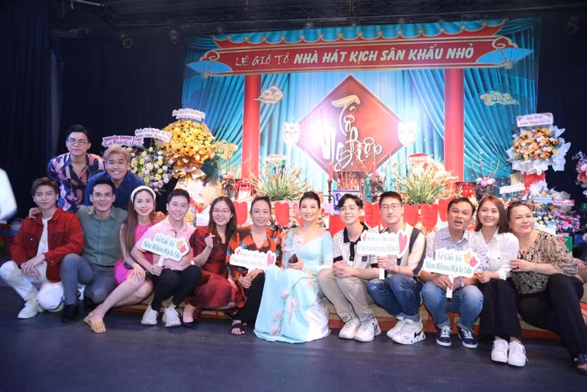 NSUT Mỹ Uyên cùng dàn diễn viên trẻ của nhà hát