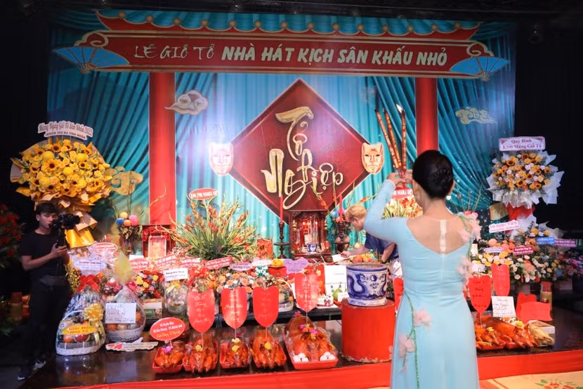 NSUT Mỹ Uyên thành tâm cúng Tổ
