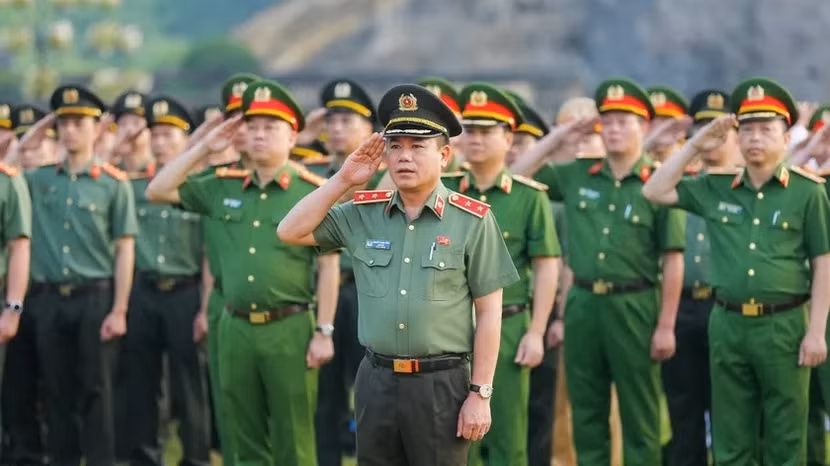Ngày 7-7 vừa qua, tại sân vận động Cột cờ, Khu di tích Hoàng Thành Thăng Long, Trung tướng Nguyễn Thanh Tùng - Ủy viên Ban Thường vụ Thành ủy, Bí thư Đảng ủy, Giám đốc CATP chủ trì Lễ chào cờ Tổ quốc định kỳ tháng 7-2025 và sinh hoạt chính trị hướng tới kỷ niệm 80 năm Ngày truyền thống lực lượng CAND Việt Nam (19/8/1945-19/8/2025), 20 năm Ngày hội toàn dân bảo vệ an ninh Tổ quốc (19/8/2005-19/8/2025).