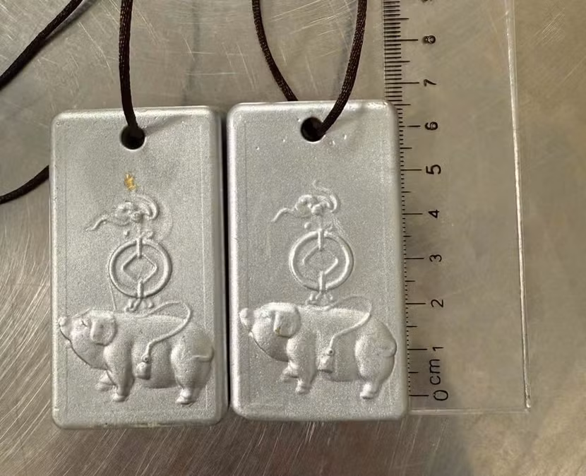 Hai miếng vàng được phủ bạc nhằm ngụy trang Hai miếng vàng được phủ bạc nhằm ngụy trang