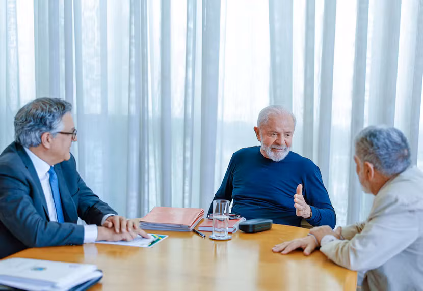 Tổng thống Brazil Lula da Silva ngày 21-10 họp cùng các quan chức hàng đầu sau khi bị thương ở đầu tại nhà riêng cuối tuần qua Tổng thống Brazil Lula da Silva ngày 21-10 họp cùng các quan chức hàng đầu sau khi bị thương ở đầu tại nhà riêng cuối tuần qua