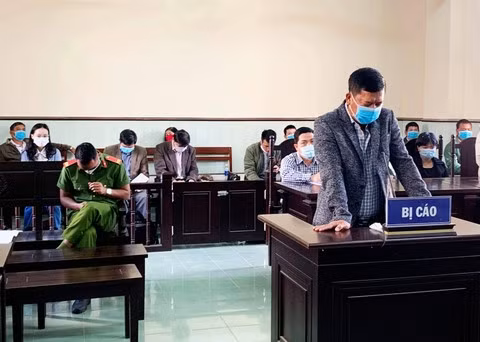 Không làm thủ tục khai báo y tế, Hùng còn chống người thi hành công vụ