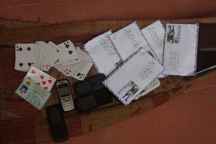 Bắt quả tang 2 cán bộ công chức đánh bạc ảnh 2
