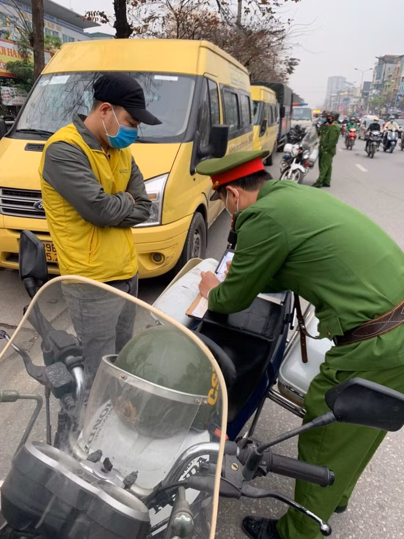 Tổ công tác CAQ Hoàng Mai xử lý xe khách vi phạm trên đường Trần Thủ Độ, gần bến xe Nước ngầm