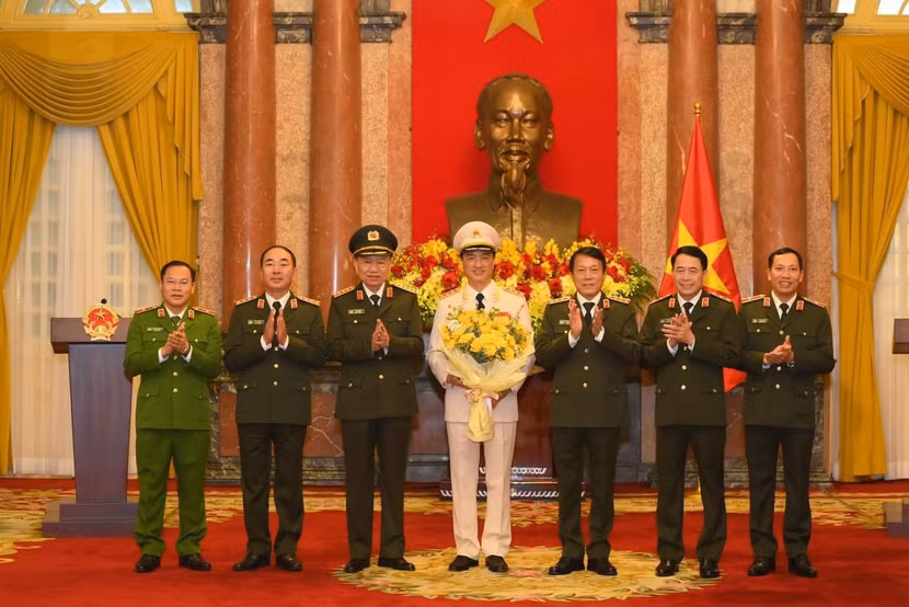 Các đồng chí lãnh đạo Bộ Công an chúc mừng Thứ trưởng - Thượng tướng Nguyễn Duy Ngọc