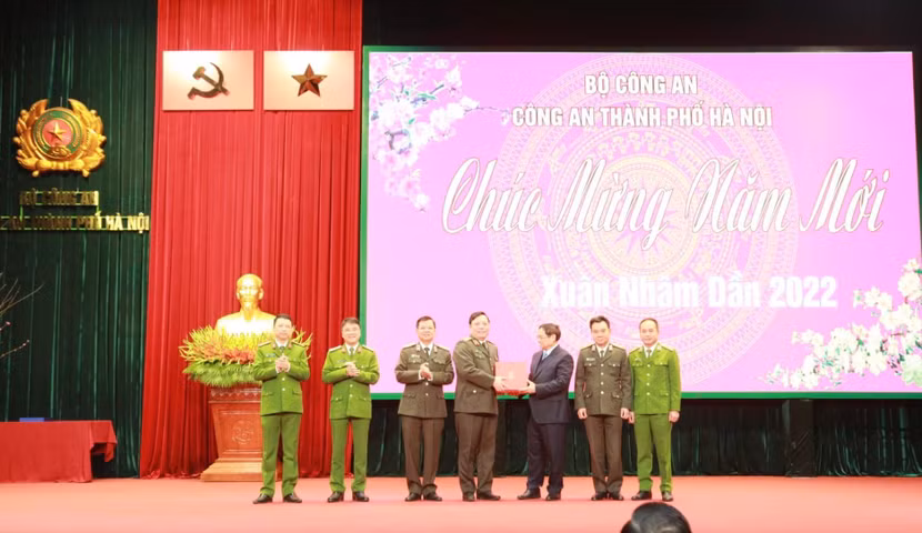 Thủ tướng Phạm Minh Chính tặng quà, chúc Tết cán bộ, chiến sỹ Công an Thủ đô Thủ tướng Phạm Minh Chính tặng quà, chúc Tết cán bộ, chiến sỹ Công an Thủ đô