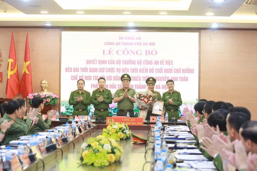 Tập thể Đảng ủy, Ban Giám đốc CATP Hà Nội chúc mừng Thiếu tướng Nguyễn Anh Tuấn