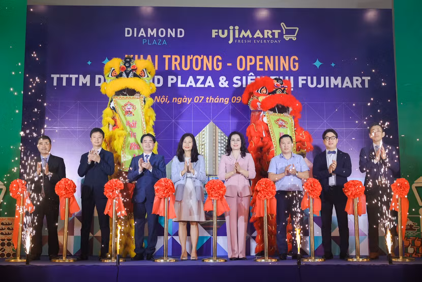 Các đại biểu cắt băng khai trương trung tâm thương mại cao cấp Diamond Plaza và siêu thị FujiMart Các đại biểu cắt băng khai trương trung tâm thương mại cao cấp Diamond Plaza và siêu thị FujiMart