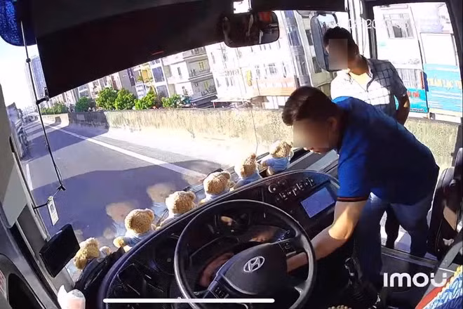 Hình ảnh lái xe con rút chìa khoá xe khách được ghi lại bởi camera hành trình Hình ảnh lái xe con rút chìa khoá xe khách được ghi lại bởi camera hành trình