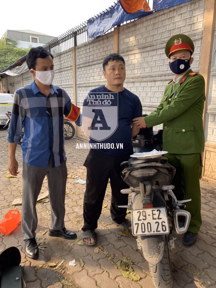 Người đàn ông giấu nhiều bọc ma túy trong túi, và vẫn chưa hết cảm giác "phê đồ" Người đàn ông giấu nhiều bọc ma túy trong túi, và vẫn chưa hết cảm giác "phê đồ"