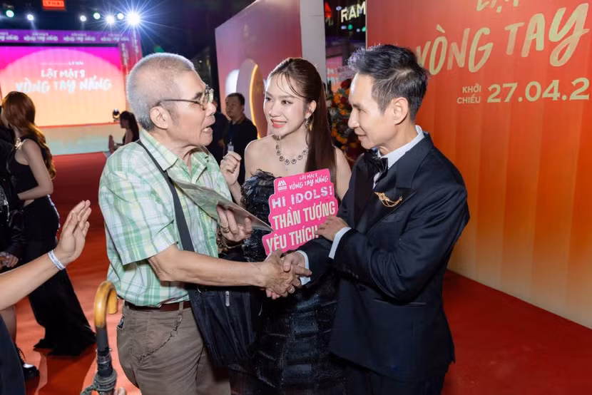 Vợ chồng Lý Hải - Minh Hà chào đón nguời thầy của Minh Hà trên thảm đỏ Vợ chồng Lý Hải - Minh Hà chào đón nguời thầy của Minh Hà trên thảm đỏ