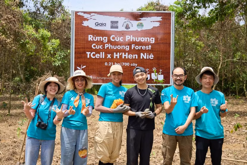 Vợ chồng H'Hen Niê cùng các thành viên trong đoàn