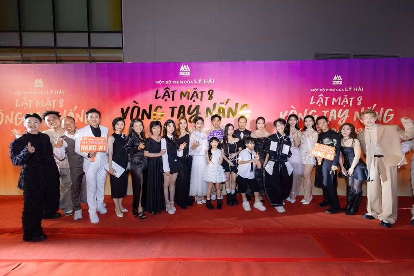 Dàn diễn viên của "Lật mặt 8" trên thảm đỏ ra mắt bộ phim Dàn diễn viên của "Lật mặt 8" trên thảm đỏ ra mắt bộ phim