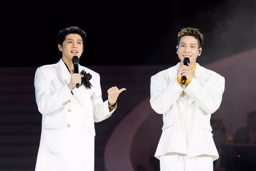 Hai hoàng tử cùng mặc trang phục trắng sáng bừng cả sân khấu với thế mạnh ballad nên phần kết hợp vô cùng ăn ý