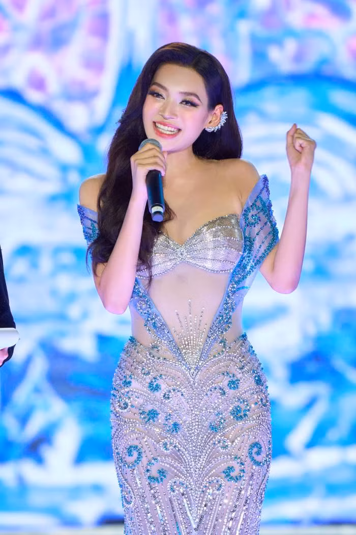 Thí sinh Nguyễn Hoài Phương Anh tự tin trong phần trả lời ứng xử của mình Thí sinh Nguyễn Hoài Phương Anh tự tin trong phần trả lời ứng xử của mình