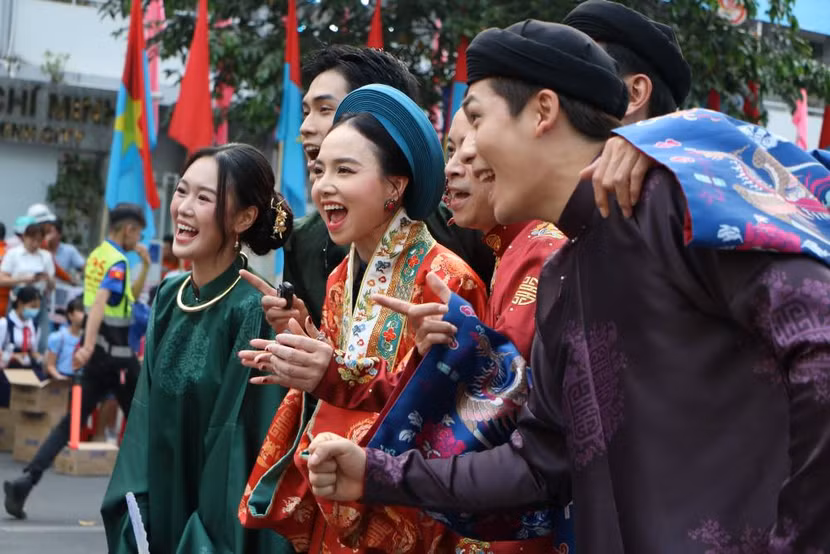 Dàn diễn viên của "Thám tử Kiên" trong sự kiện "Tóc xanh vạt áo 2025" mới đây