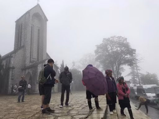 Người dân địa phương bất ngờ với kiểu thời tiết rét hại do mới chỉ mùa thu