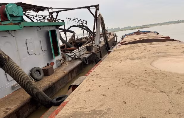 Chặn đứng tàu hút trộm cát trên sông Hồng, thu tang vật hơn 700 m3 ảnh 1