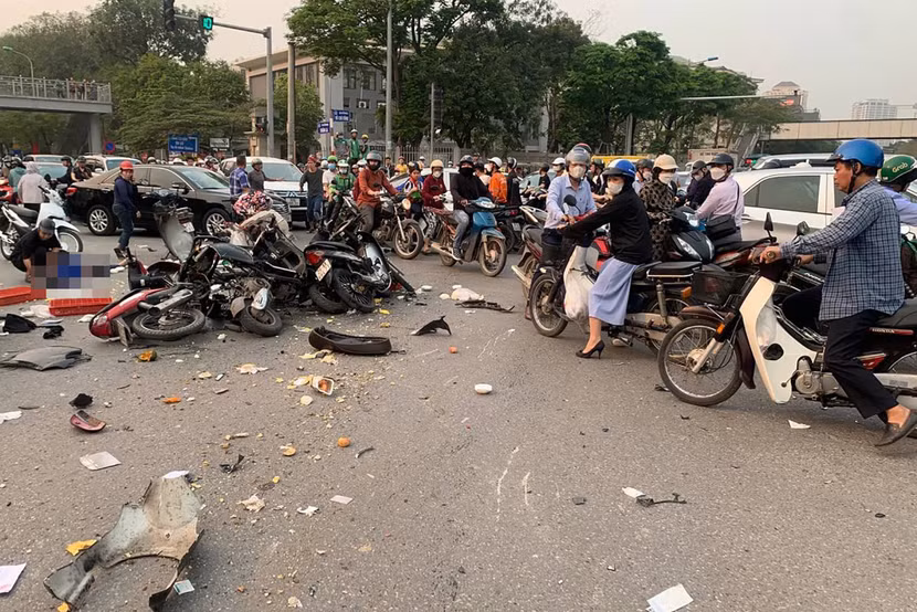Hiện trường vụ ô tô ‘điên’ lao húc hàng loạt xe máy tại ngã tư Xuân La - Võ Chí Công, quận Tây Hồ, Hà Nội