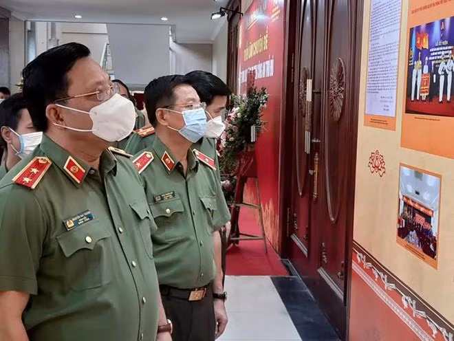Các đồng chí: Trung tướng Nguyễn Hải Trung - Giám đốc CATP và Thiếu tướng Đào Thanh Hải - Phó Giám đốc CATP thăm quan triển lãm "75 năm lực lượng An ninh Công an Thủ đô-Những mốc son lịch sử"