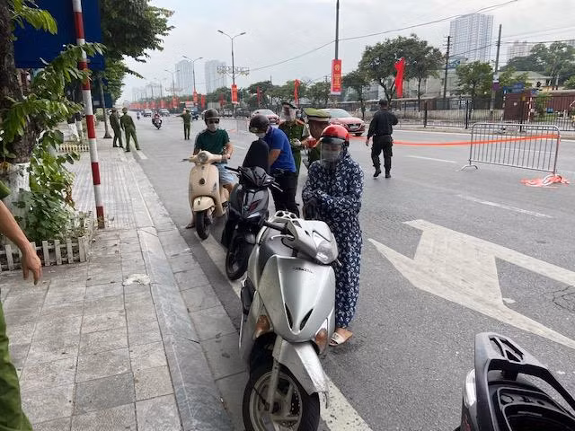 Trục Giải Phóng không quá đông người, phương tiện