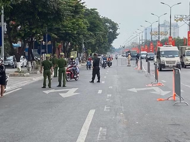 Một phần đường được "khoanh" để phục vụ công tác sàng lọc, kiểm tra người, phương tiện