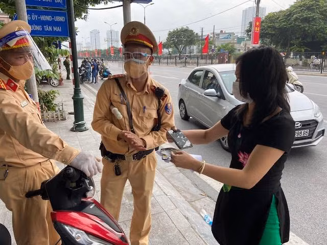 Đối chiếu thông tin cá nhân với giấy tờ mang theo