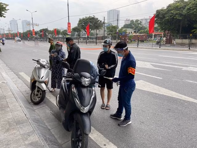 Nhiều lực lượng, mặc quân phục và thường phục tham gia Tổ cơ động mạnh