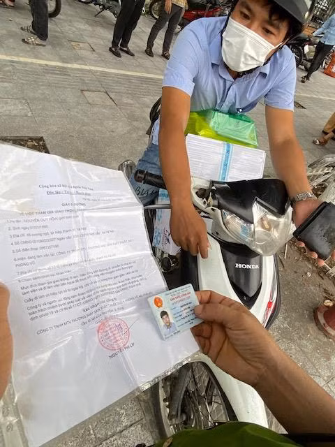 Một trường hợp vận chuyển hàng bị kiểm tra giấy đi đường