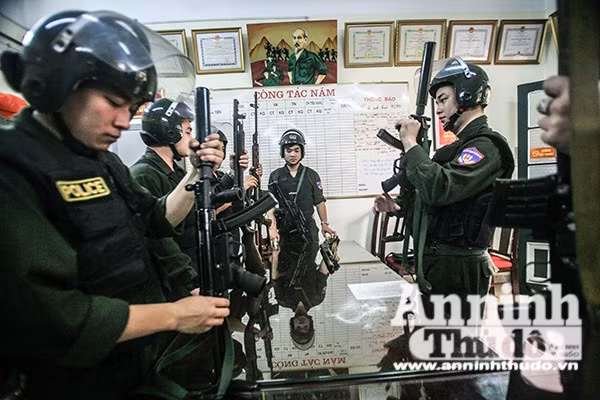 Cảnh sát Hình sự đặc nhiệm CATP Hà Nội được trang bị nhiều vũ khí chuyên dụng