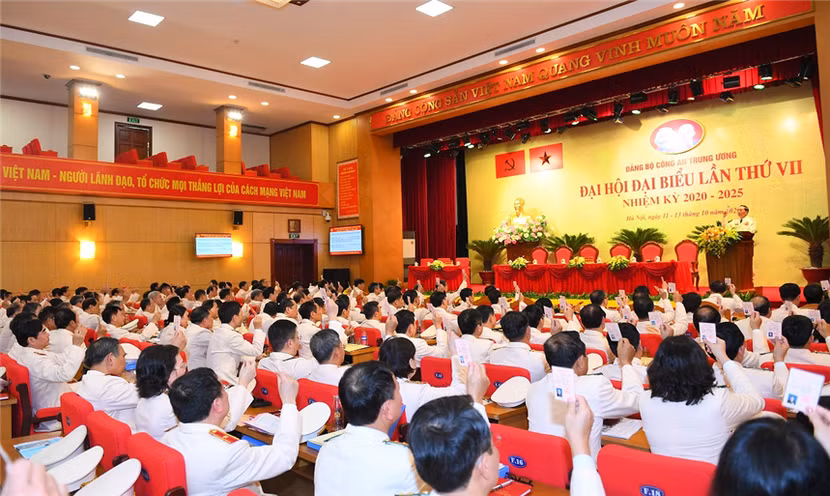 Các đại biểu biểu quyết thông qua danh sách Đoàn Đại biểu, Đoàn Thư ký, Ban Thẩm tra tư cách đại biểu