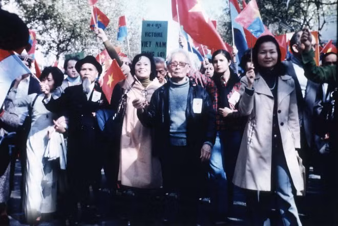 Diễu hành mừng Chiến thắng 30-4 trên đường phố Thủ đô Paris, ngày 1-5-1975